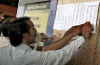 En el aeropuerto de Islamabad, centenares de amigos y parientes de las personas en el vuelo se arremolinaron desesperadamente en los mostradores de billetes para pedir información.
