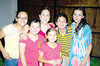 30072010 Señora María del Carmen en compañía de sus nietos.
