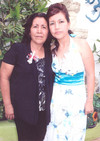 31072010 Adriana Patricia en su festejo prenupcial, acompañada por su mamá señora Patricia López de Medrano.