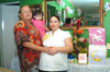 03082010 En espera. María Elena Durán de Ramírez junto a su hija, así como de la organizadora de su fiesta de canastilla Ana María Bautista de Ramírez.