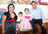 05082010 La pequeña Ivanna Acuña con su mamá Argelia Estrada.