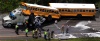 Dos autobuses que transportaban estudiantes de escuela superior a un parque de diversiones tuvieron un accidente con un tractor-remolque.