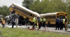 Dos autobuses que transportaban estudiantes de escuela superior a un parque de diversiones tuvieron un accidente con un tractor-remolque.