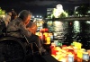 Varias personas colocaron farolillos iluminados con velas en el río Motoyasu.
