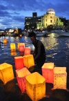 Varias personas colocaron farolillos iluminados con velas en el río Motoyasu.