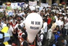 Estudiantes indios protestaron en el día de la Paz recordando la bomba atómica.