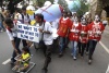 Estudiantes indios protestaron en el día de la Paz recordando la bomba atómica.