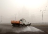 Un camión cisterna humedece una carretera para combatir las altas temperaturas en Moscú.