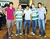 09082010 Numerosos grupos de amigos apoyaron al Santos.