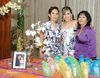 07082010 La festejada en compañía de las organizadoras: su mamá señora Yolanda Vega de Castillo y su futura suegra señora Margarita Barrera de Garay.
