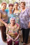 12082010 Acompañan a Cynthia las organizadoras sus tías; Vicky, Celia, Bertha y Nena en su despedida de soltera.