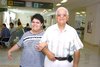 13082010 Aeropuerto. En espera de un viajero procedente de México fueron captados Claudia Oviedo y su abuelito Pedro Rivas.