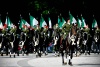 La procesión siguió el emblemático Paseo de la Reforma hasta el Palacio Nacional, ante miles de personas que lanzaron flores y gritaron 'Viva México'.