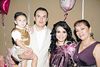 15082010 Diana Salas en su baby shower junto a Irene Moreno de González, Marte Corral Parada y Leonardo Corral Salas.