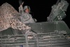 Al llegar su convoy al paso fronterizo para partir de Irak, los soldados lanzaron aclamaciones y gritaron de alegría, salieron de sus vehículos blindados, desplegaron una bandera estadounidense y posaron para fotografías.