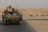 Vehículo del 52 regimiento de infantería estadounidense cruzando la frontera entre Irak y Kuwait. El Departamento de Estado calificó de 'histórico' y que marca el fin de la acuñada como Operación Libertad Iraquí que comenzó en 2003.