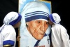 Escolares, turistas y voluntarios, algunos de ellos con ramos de flores o cirios, se congregaron frente a la tumba de la Madre Teresa en la sede central de las Misioneras de la Caridad.