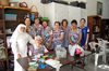 28082010 ¡LOTERÍA! Grupo de damas voluntarias, quienes organizan cada  martes los juegos de lotería, acompañadas de la madre superiora  Jovita Tosqui.