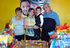 28082010 El pequeño Juan Ángel Zapata el día de su cumpleaños junto a su mamá Rocío Caldera y sus abuelitos Juan Caldera Castañeda y Martha Marín.