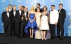 El elenco de 'The Pacific' después de ganar el trofeo de la categoría miniseries.