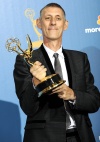 El productor estadounidense Tom Hanks  y sus compañeros con sus galardones en la categoría mejor miniserie por 'The Pacific'.