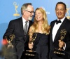 Steve Shill con su premio en la categoría dirección sobresaliente en series de drama por su trabajo en 'Dexter'.