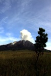 Los expertos mantienen la vigilancia al no disponer de un patrón del comportamiento del volcán cuya última erupción registrada es del año mil 600.