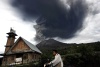 La televisión local difundió varias imágenes del volcán en las que se observa una espesa columna de humo negro elevándose sobre el coloso y ríos de lava saliendo del cráter.