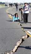 Según datos oficiales provisionales, el temblor causó daños por valor de dos mil millones de dólares neozelandeses (unos mil 400 millones de dólares o mil 100 millones de euros).