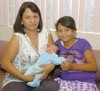04092010 El pequeñito Francisco Gómez Ramos en brazos de su abuelita Claudia Ramos y su pequeña tía Crista Gómez.