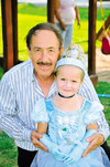 05092010 Javier Enríquez y su nieta Isabella.