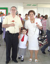 05092010 Posaron. La alumna Fernanda Ruiz González, acompañada de sus abuelitos.