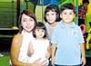 09092010 Cinthia Andrade junto a sus niños Paula, Raymundo e Isabella Becerra Andrade.