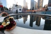 Familiares de las víctimas del 11-S hacieron una ofrenda floral en la zona cero en el noveno aniversario de los atentados, en Nueva York, Estados Unidos.