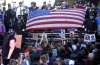 Familiares de las víctimas del 11-S hacieron una ofrenda floral en la zona cero en el noveno aniversario de los atentados, en Nueva York, Estados Unidos.