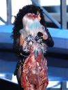 Lady Gaga reveló el nombre de su siguiente álbum, 'Born This Way' al recibir el galardón.
