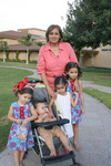 14092010 Blanca Gireud con sus nietos Paulina y Miranda, Ana Paula y Diego.