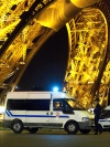 Escuadrones especializados, incluyendo un equipo de perros de la policía, inspeccionaron anoche cada parte de la Torre Eiffel, así como sus perímetros, por lo que el área se encuentra acordonada por razones de seguridad.