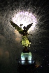 Cientos de mexicanos disfrutaron de los fuegos artificiales, dispuestos entorno al Ángel de la Independencia.
