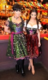 La modelo y actriz estadounidense Kim Kardashian y su madre Kris Kardashian  posan en el Oktoberfest de Munich, Alemania.