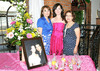 25092010 La festejada estuvo acompañada por las anfitrionas de su enlace prenupcial; su mamá Guadalupe Chávez Montes y su futura suegra Beatriz Urrutia Delgado.