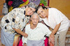 26092010 El abuelito Francisco Méndez Saldívar el día que cumplió 100 años acompañado de sus hijas Isabel y Herlinda Méndez.