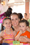 30092010 Cinthia de Pámanes con sus hijos Victoria y Luciano.