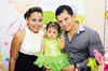 10102010 La pequeña Dania Camila Pérez Alvarado acompañada de sus papás Diana Alvarado Rosales y Manuel Pérez Valero el día que festejaron su primer cumpleaños.