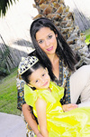 10102010 La pequeña Frida Sofía Jardón acompañada de su mamá Anabel Jardón Córdova el día que celebró su cuarto cumpleaños como la princesa Bella.