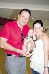 10102010 Rodolfo, Cecilia y el bebé Iker, fueron captados en reciente acontecimiento social.