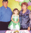 10102010 La niña Alexandra Ortiz Miranda acompañada de sus abuelitos paternos procedentes de la ciudad de México.