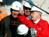 Los presidentes de Chile Sebastián Piñera  y de Bolivia, Evo Morales, conversan junto a la cápsula Fénix.