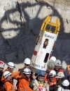 El undécimo minero rescatado Jorge Galleguillos llega a la superficie dentro de la cápsula Fénix.
