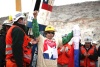 El minero Mario Gómez, de 63 años, el más delicado de salud, saluda con una bandera chilena en la mano al llegar a la superficie.